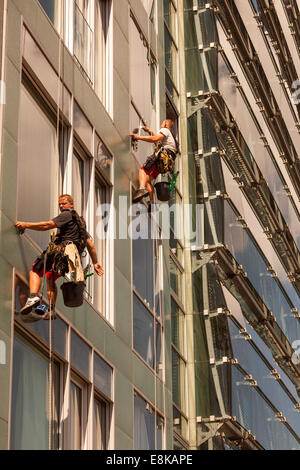 Fensterputzer arbeiten auf hohen angehoben Bürogebäude Stockfoto