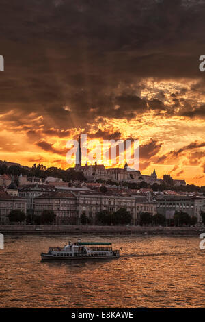 Sonnenuntergang über Buda Stadtteil mit Matthiaskirche und Fishermans Bastion, Budapest, Ungarn Stockfoto