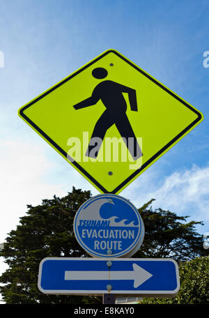 Fußgängerzone Evakuierung Route Warnzeichen bei einem Tsunami, Newport, Oregon, Vereinigte Staaten von Amerika Stockfoto