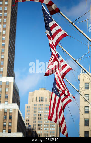 New York City NYC, amerikanische Flaggen aus Gebäude Stockfoto