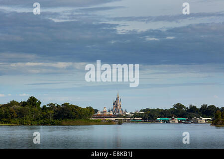 Florida USA Disney Land See, Blick auf Disney Schloss aus über den See Stockfoto