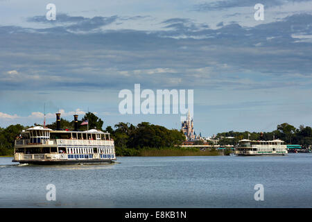 Florida USA Disney Land Fähre mit dem Disney-Schloss in der Ferne Stockfoto