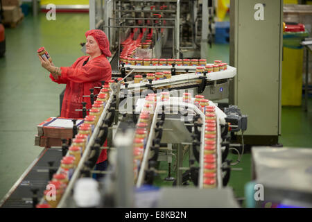 Peanut Butter Herstellung Pflanze Produktionslinie in der Fabrikhalle Familienunternehmen Duerr Marmeladen Lagers Wythenshawe, Manchester, England, UK. Stockfoto