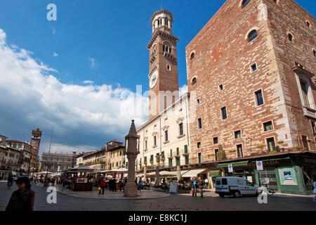 Ein Blick auf die Piazza Delle Erbe mit Lamberti-Turm in Verona, Italien. Stockfoto