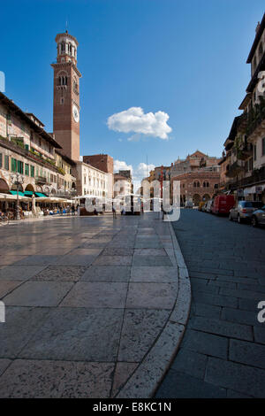 Ein Blick auf die Piazza Delle Erbe in Verona, Italien. Auf der linken Seite der Lamberti-Turm. Stockfoto