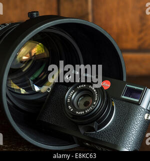 Leica M 240 deutschen Messsucherkamera im Inneren ein Nikon-Objektiv-200mm F2. Stockfoto