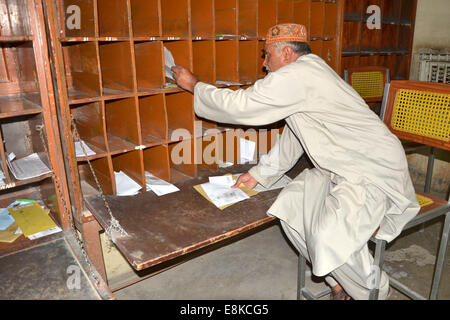 Quetta. 9. Oktober 2014. Eine pakistanische Postbote ordnet Mails bei einem Postamt auf der Post-Welttag im Südwesten Pakistans Quetta am 9. Oktober 2014. Welttag der Post feiert man jedes Jahr am 9. Oktober, dem Jahrestag der Gründung von der Universal Postal (WPV) im Jahre 1874 in Bern, der Hauptstadt der Schweiz. © Asad/Xinhua/Alamy Live-Nachrichten Stockfoto