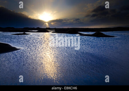 Sonnenuntergang über dem See in Reynisdrangar, Island Stockfoto