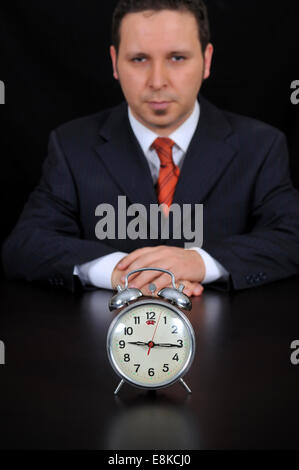 Unternehmer erwartet treffen auf dem schwarzen Hintergrund Stockfoto