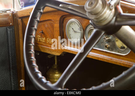 Armaturenbrett und Lenkrad aus Holz eines Fiat 507 aus den 1920er Jahren Stockfoto