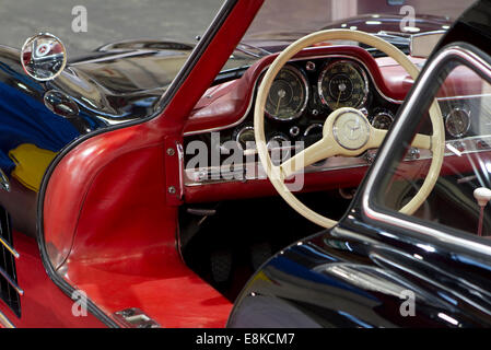 Sitz und Armaturenbrett ein Mercedes 300SL fahren Stockfoto