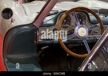 Sitz und Armaturenbrett ein Mercedes 300SL fahren Stockfoto