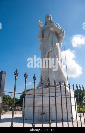 Der Cristo De La Habana "Christus von Havanna" ist ein 20-Meter-Statue mit Blick auf den Hafen von Havanna in der Vorstadt von Casablanca Stockfoto