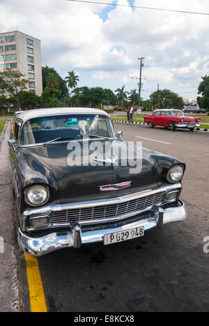 Einer alten 50er-Jahre-Ära ist amerikanischen Chevrolet allgemein verwendet als Taxi für Touristen in der Nähe von Platz der Revolution in Havanna Kuba geparkt. Stockfoto