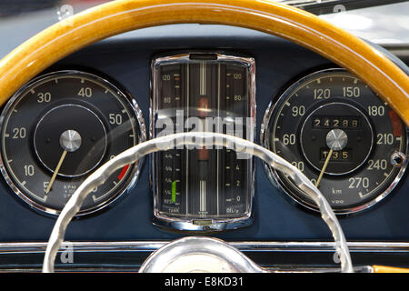 Das Armaturenbrett und Lenkrad von einem Mercedes 300SL Stockfoto