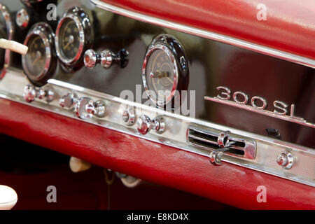 Das Dashboard von einem Mercedes 300SL Stockfoto