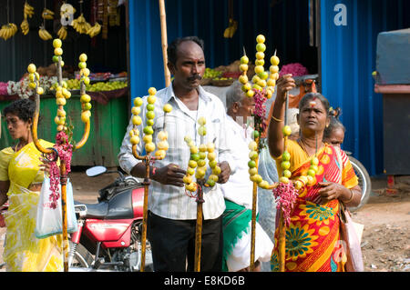 Hindu Anhänger Gebete, durchbohrt Begrüßungen & Angebote des Limes auf Heiligen Dreizack Waffen außerhalb der Göttin Durga Stockfoto