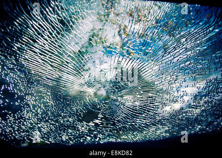Während das Tageslicht Blick durch eine gebrochene Windschutzscheibe Stockfoto
