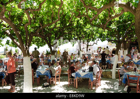 Touristen bei einem Wein Degustation im Restaurant vor Panagia orthodoxe Kirche in Kreta Stockfoto