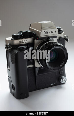 Nikon F3 Titan japanische Filmkamera mit MD4 Reihenaufnahmen. Stockfoto