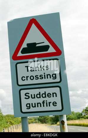 Panzer-Kreuzung Straße Zeichen, Bovington, Dorset, Großbritannien Stockfoto