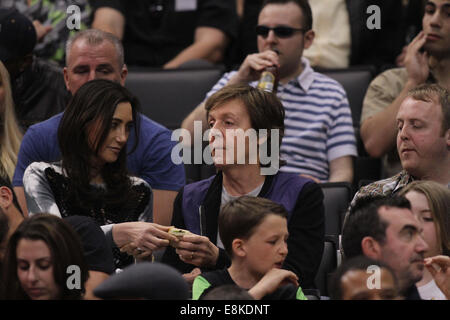 Paul McCartney, James McCartney und Nancy Shevell Familie Out um die Clippers Spiel. Die Los Angeles Clippers gegen die Los Angeles Lakers mit einem Endstand von 120-97 im Staples Center in der Innenstadt von Los Angeles. Eher ungewöhnlich, McCartney und seiner Familie saßen in der "billiger" Sitze des Stadions während die meisten A-Promis Spielfeldrand sitzen tendenziell während der Teilnahme an den Spielen mit: Paul McCartney, Nancy Shevell, James McCartney wo: Los Angeles, California, Vereinigte Staaten von Amerika bei: 6. April 2014 Stockfoto