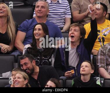 Paul McCartney, James McCartney und Nancy Shevell Familie Out um die Clippers Spiel. Die Los Angeles Clippers gegen die Los Angeles Lakers mit einem Endstand von 120-97 im Staples Center in der Innenstadt von Los Angeles. Eher ungewöhnlich, McCartney und seiner Familie saßen in der "billiger" Sitze des Stadions während die meisten A-Promis Spielfeldrand sitzen tendenziell während der Teilnahme an den Spielen mit: Paul McCartney, Nancy Shevell Where: Los Angeles, California, Vereinigte Staaten von Amerika bei: 6. April 2014 Stockfoto