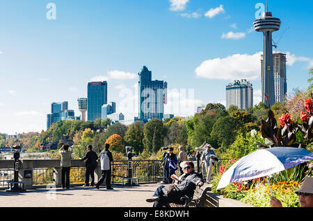 Masse auf dem Weg von Niagara Falls mit Blick auf die Stadt im Hintergrund Stockfoto