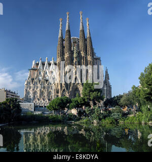 BARCELONA, Spanien - 8. Oktober: La Sagrada Familia - Kathedrale, entworfen von Antonio Gaudi, Ansicht von der ältesten Fassade an der Morni Stockfoto