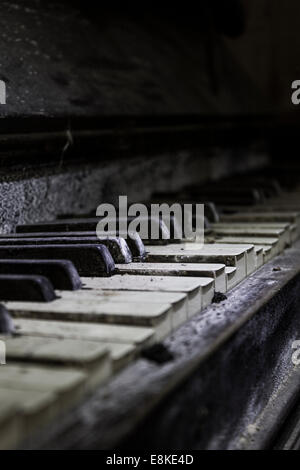 Nahaufnahme der beschädigten oder defekten Schlüssel von einem alten verfallenen Klavier Stockfoto