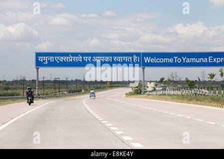 Yamuna Expressway verbindet Delhi mit Agra in Indien Stockfoto