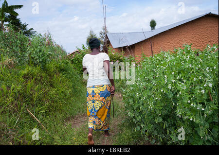 Ruanda, NYAMAGABE: Marie Mukadera lebt in einem der ärmsten Viertel von Ruanda. Sie hat ein kleines Haus und ein Stück Land. Stockfoto