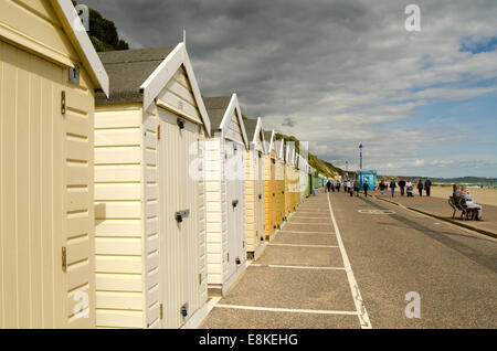 Hölzerne Strandhütten in Bournemouth, Dorset, auf den Süden von England UK Stockfoto