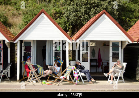 Familien genießen einen Tag bei ihrer Strandhütten in Bournemouth, Dorset, auf den Süden von England UK Stockfoto