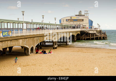 Bournemouth Pier und Strand, Dorset, South Coast, England, UK Stockfoto