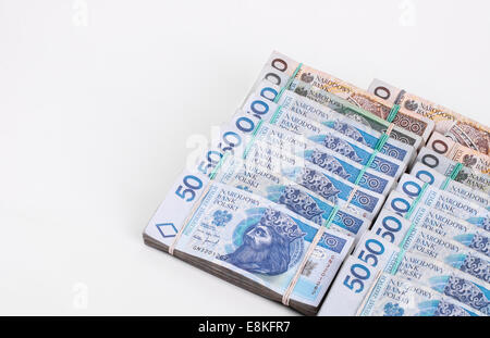 Stapel der polnischen Währung in Banknoten von fünfzig und zweihundert Rechnungen isoliert auf weißem Hintergrund Stockfoto