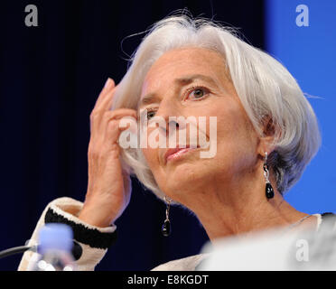 Washington, DC, USA. 9. Oktober 2014. International Monetary Fund (IMF) Managing Director Christine Lagarde ist auf eine Eröffnung Pressekonferenz auf der IMF-World Bank jährliche Sitzungen 2014 in Washington, D.C., Hauptstadt der USA, 9. Oktober 2014 zu sehen. Bildnachweis: Bao Dandan/Xinhua/Alamy Live-Nachrichten Stockfoto