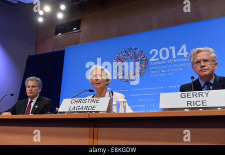 Washington, DC, USA. 9. Oktober 2014. Internationalen Währungsfonds (IWF) Verwaltung von Christine Lagarde(C) spricht auf eine Eröffnung Pressekonferenz auf der IMF-World Bank jährliche Sitzungen 2014 in Washington, D.C., Hauptstadt der USA, 9. Oktober 2014. Bildnachweis: Bao Dandan/Xinhua/Alamy Live-Nachrichten Stockfoto