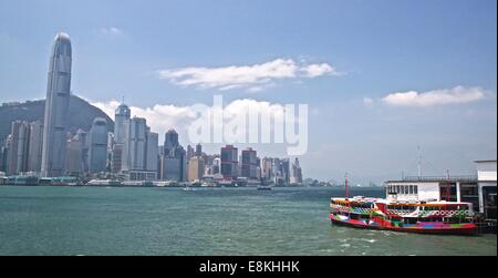 Eine bunte Fähre erwartet eine Überquerung des Victoria Harbour, Hongkong Stockfoto