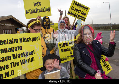 Westby Nr Blackpool, Lancashire, Großbritannien, 31. Oktober 2014. Anwohner vorgeschlagene fracking im Fancy Dress außerhalb Ahorn Bauernhof Gärtnerei demonstrieren. Anti-Fracking Schilder am Straßenrand errichtet und von lokalen Geschäftsmann Herr John Toothill, der sich auf seine eigene Aufnahme obsessive ist über seine Einwände gegen die vorgeschlagenen fracking im nahe gelegenen Plumpton gezahlt. Lancashire County Council erwägt Cuadrilla der Planung Anwendung und Sie stoßen starke Gemeinschaft widerstand Stockfoto