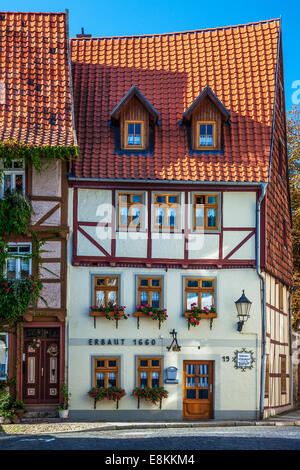 Ein ziemlich Fachwerk mittelalterlichen Guest House in der UNESCO-Welterbe-Stadt Quedlinburg, Deutschland. Stockfoto