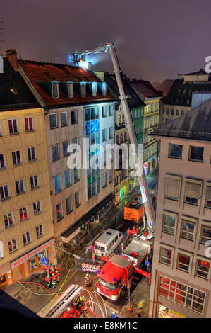 Die Innenstadt von Feuer, Dach eines Wohn- und Geschäftshaus in Brand, Feuerwehr im Einsatz, München, Bayern, Deutschland Stockfoto