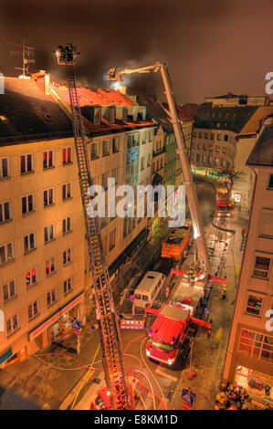 Die Innenstadt von Feuer, Dach eines Wohn- und Geschäftshaus in Brand, Feuerwehr im Einsatz, München, Bayern, Deutschland Stockfoto