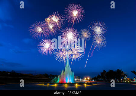 Majestätische Feuerwerk mit Wasser Burg in blaue Stunde Stockfoto