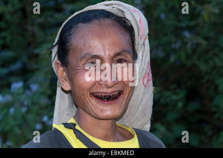 Lächelnde Frau vom Lahu Menschen, Bergstämme, ethnische Minderheit mit geschwärzten Zähnen aus Kauen von Betelnüssen, Porträt Stockfoto