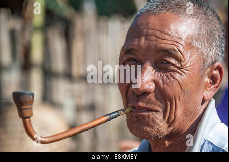 Älteren Mann aus der Akha Menschen, Bergstämme, ethnische Minderheit, raucht eine Pfeife, Porträt, Provinz Chiang Rai, Nordthailand Stockfoto