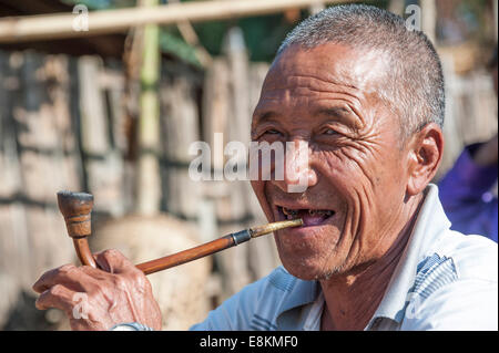 Älteren Mann aus der Akha Menschen, Bergstämme, ethnische Minderheit, raucht eine Pfeife, Porträt, Provinz Chiang Rai, Nordthailand Stockfoto