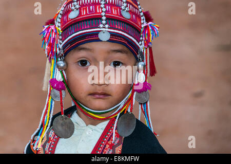 Traditionell gekleideten Mädchen aus der Akha Menschen, Bergstämme, ethnischer Minderheiten, Porträt, Provinz Chiang Rai, Nordthailand Stockfoto