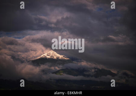 Schneebedeckten Mt Roßkogel mit drohenden Wolken, in der Nähe von Innsbruck, Tirol, Österreich Stockfoto