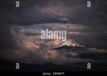 Schneebedeckten Mt Roßkogel mit drohenden Wolken, in der Nähe von Innsbruck, Tirol, Österreich Stockfoto